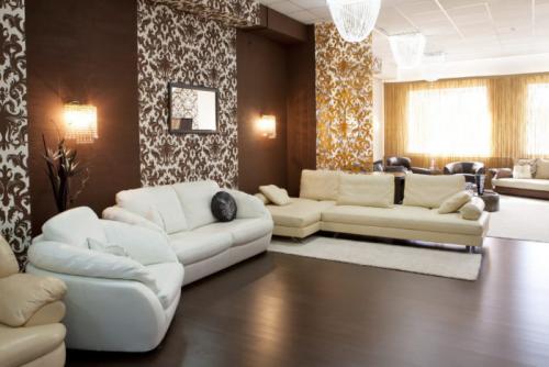 Обои на потолок в зал. Подобрать обои в зал: фото-примеры удачного оформления