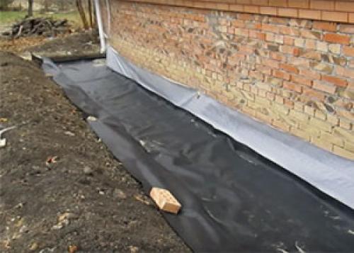 Как сделать отмостку вокруг дома из тротуарной плитки. Проведение гидроизоляционных работ