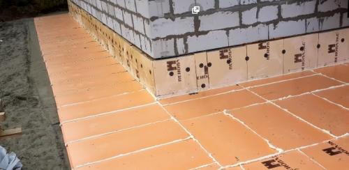 Как делать отмостку вокруг дома. Для чего необходимо утеплять отмостку вокруг дома? Утепленная отмостка вокруг дома своими руками. Схема теплоизоляции 06 Как делать отмостку вокруг дома. Для чего необходимо утеплять отмостку вокруг дома? Утепленная отмостка вокруг дома своими руками. Схема теплоизоляции 06