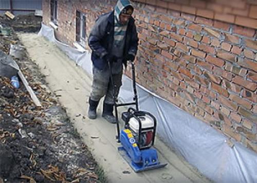 Как сделать отмостку вокруг дома из тротуарной плитки. Проведение гидроизоляционных работ
