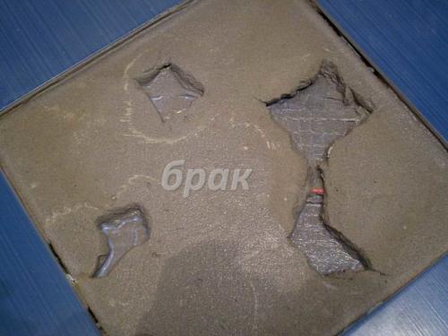 Потрескалась плитка на полу. Плитка раскрошилась, треснула