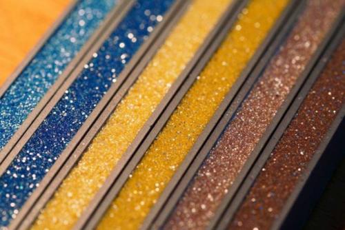 Потрескалась плитка на полу. Плитка раскрошилась, треснула