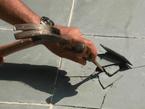 Как заделать сколы на плитке на полу. Ремонт плитки на полу: как заделать сколы