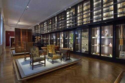 Участвовал в открытии в 1903 году венских мастерских. Венские мастера: создатели красоты в повседневности