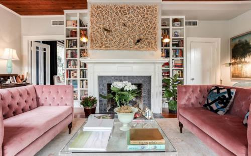 Розовый диван в интерьере. Яркий акцент: розовый диван в гостиной в закладки 8