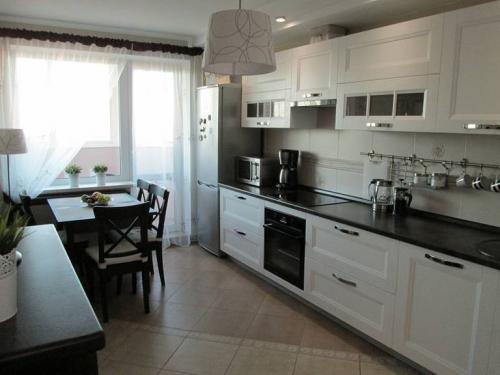 Кухня с зоной отдыха. Основные постулаты зонирования на кухне 10