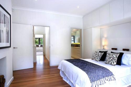 Спальня с санузлом и гардеробной. 6 примеров размещения гардеробной в спальне