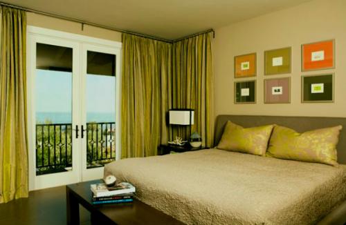 Спальня с зелеными шторами. Позитивные и свежие зеленые шторы в спальне. Фото