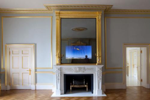 Камин в квартире под телевизором. Можно ли вешать телевизор над камином