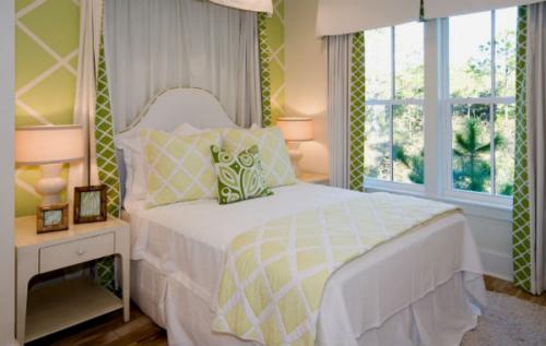 Спальня с зелеными шторами. Позитивные и свежие зеленые шторы в спальне. Фото