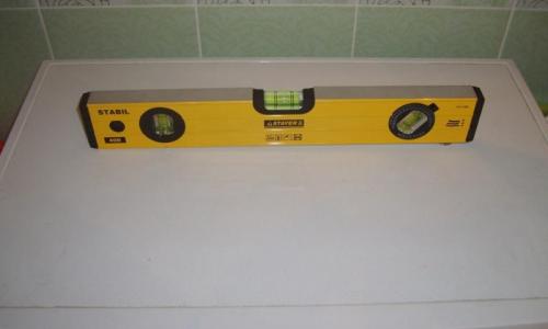 На что ставить стиральную машину. Как правильно выровнять стиральную машину по уровню