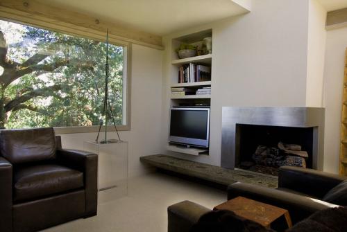 Окна в стиле хай тек. Мебель и декор