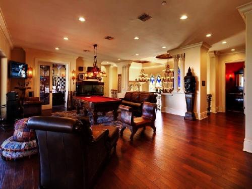 Дизайн игровой комнаты для взрослых. Практичные советы и дизайнерские идеи по отделке элегантной комнаты для игр и развлечений