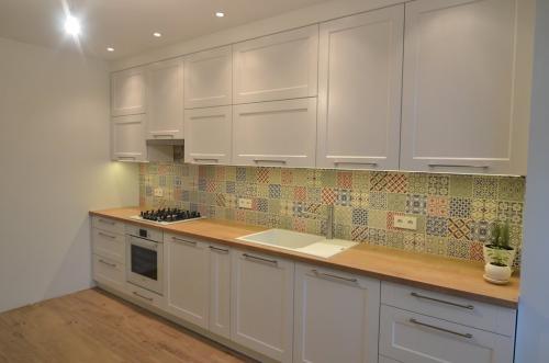 Шкафы кухонные под потолок. Кухня под потолок: 5 самых частых вопросов