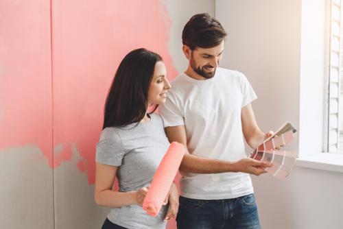 Чем обшить стену у кровати. Чем отделать стены в спальне: 10 лучших экологичных материалов