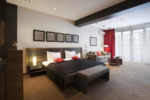 Чем обшить стену у кровати. Чем отделать стены в спальне: 10 лучших экологичных материалов