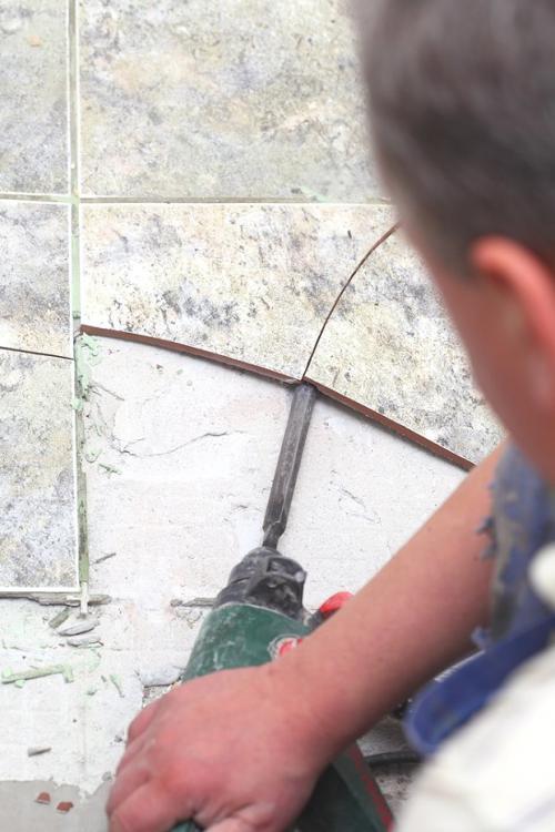 Как снять одну плитку со стены. Как аккуратно снять плитку: гипсокартон и его подводные камни