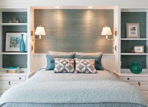 Как оформить стену в спальне напротив кровати. Всему голова, или как оформить изголовье кровати