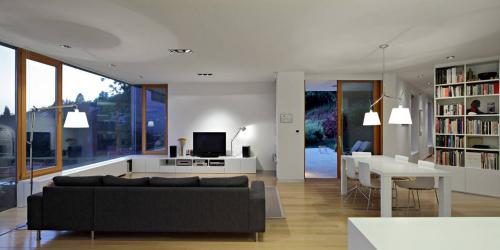 Двухэтажные дома внутри. Частные загородные коттеджи в современном стиле