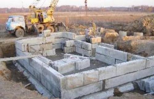 Ленточный фундамент из блоков для дома из. Укладка блоков ФБС 04 Ленточный фундамент из блоков для дома из. Укладка блоков ФБС 04