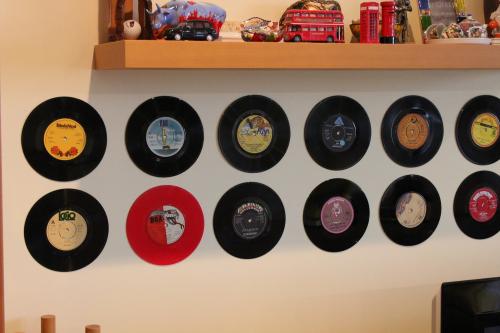 Пластинки виниловые в интерьере. 7 интерьерных обновок которые можно сделать из старых виниловых пластинок