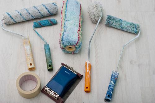 Как убрать полосы от валика после покраски. Как избавиться от полос на потолке после покраски