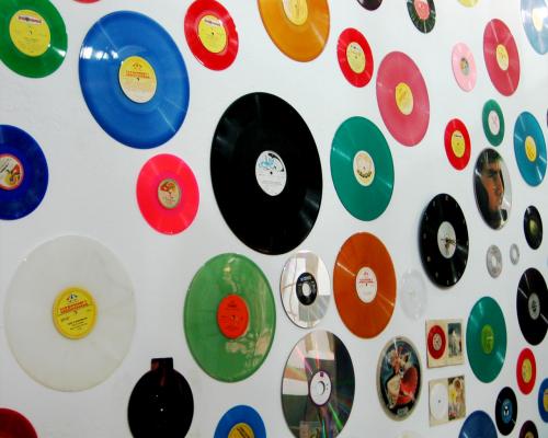 Пластинки виниловые в интерьере. 7 интерьерных обновок которые можно сделать из старых виниловых пластинок