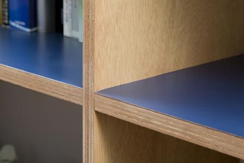 Перегородки и панели из фанеры отменяют лишнюю мебель 08