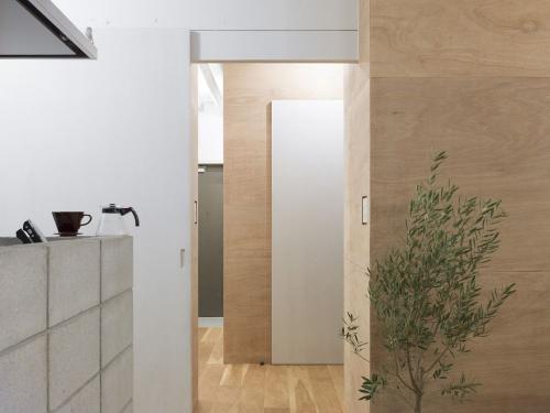 Перегородки и панели из фанеры отменяют лишнюю мебель 03