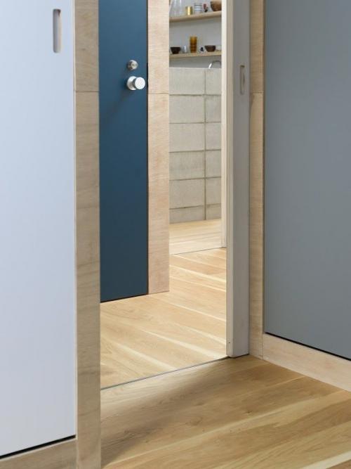 Перегородки и панели из фанеры отменяют лишнюю мебель 07