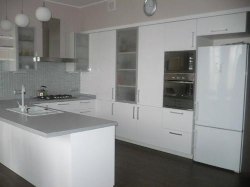 Белая кухня под потолок. Как выбрать стиль интерьера