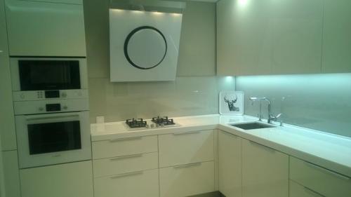 Белая кухня под потолок. Как выбрать стиль интерьера