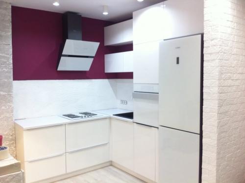 Белая кухня под потолок. Как выбрать стиль интерьера