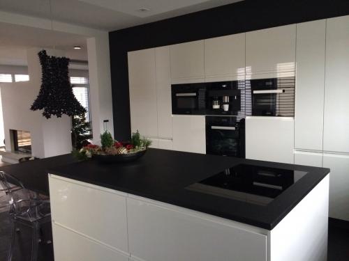 Белая кухня под потолок. Как выбрать стиль интерьера