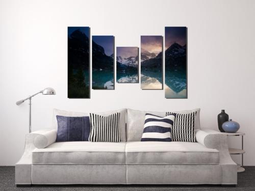 Как можно расположить картины над диваном. 5 ошибок размещения картин на стенах