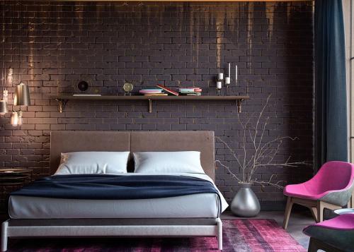 Сочетание дерева и кирпича в интерьере. Отделка стен кирпичом в спальне