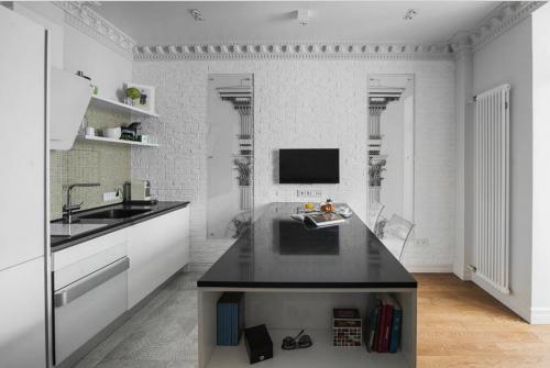 Как можно расположить картины над диваном. 5 ошибок размещения картин на стенах 21