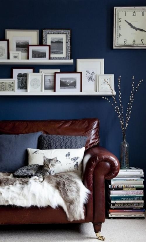 Над диваном, что повесить. Фактурный декор стены над диваном – полки и краски 01