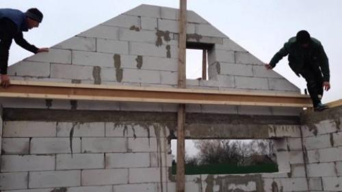 Деревянное перекрытие между этажами в доме из газобетона. Особенности монтажа деревянных балок перекрытий в газобетонном доме