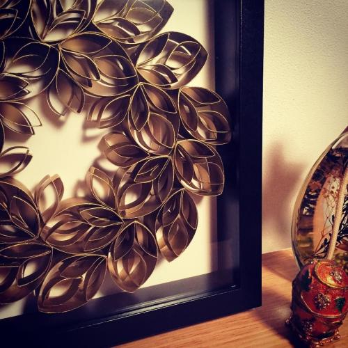 Как украсить комнату своими руками из подручных материалов. Декор из втулок туалетной бумаги