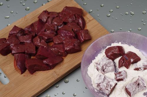 Как приготовить печень в сметане. Как приготовить говяжью печень в сметане с луком — рецепт печени говяжьей, тушенной в сметане на сковороде, с пошаговыми фото