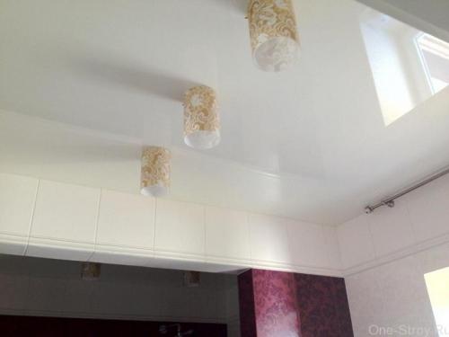 Может ли под натяжным потолком скапливаться конденсат. Почему появляется конденсат на натяжных потолках?