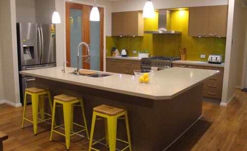 Обои на кухню зеленые. Зеленые обои на кухне 08