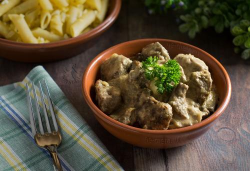 Как приготовить печень в сметане. Как приготовить говяжью печень в сметане с луком — рецепт печени говяжьей, тушенной в сметане на сковороде, с пошаговыми фото