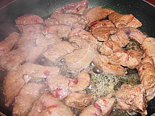 Как правильно приготовить печенку. Говяжья печень, приготовленная с морковью и луком в подливке