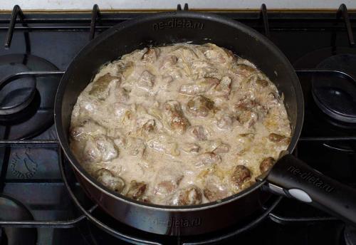 Как приготовить печень в сметане. Как приготовить говяжью печень в сметане с луком — рецепт печени говяжьей, тушенной в сметане на сковороде, с пошаговыми фото