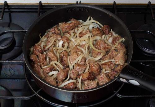 Как приготовить печень в сметане. Как приготовить говяжью печень в сметане с луком — рецепт печени говяжьей, тушенной в сметане на сковороде, с пошаговыми фото