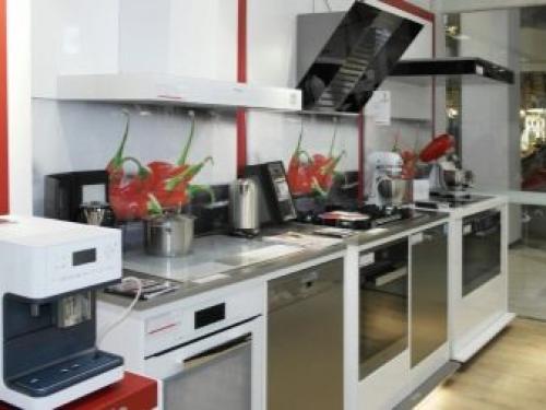 Кухня студия зал и кухня. Маленькая кухонная зона в интерьере гостиной. Идеи функционального зонирования 23