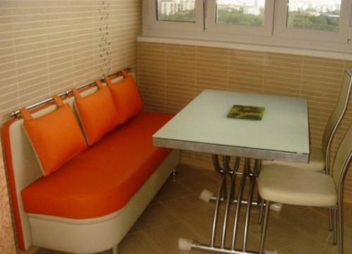 Дизайн кухни с диваном. Как удачнее всего расположить диван на маленькой кухне