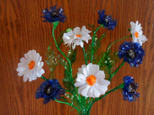 Ромашки из бутылок пластиковых. Белые ромашки из пластиковых бутылок